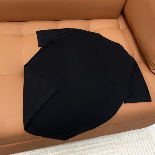 入手困難品！2025 フェンディ 新作 半袖Tシャツ スーパーコピー