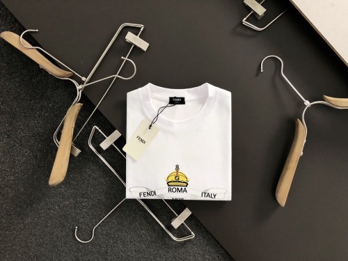使い勝手良 2025 フェンディ 新作 半袖Tシャツ 偽物