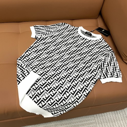 高品質♪♪♪ 2025 フェンディ 新作 半袖Tシャツ コピー