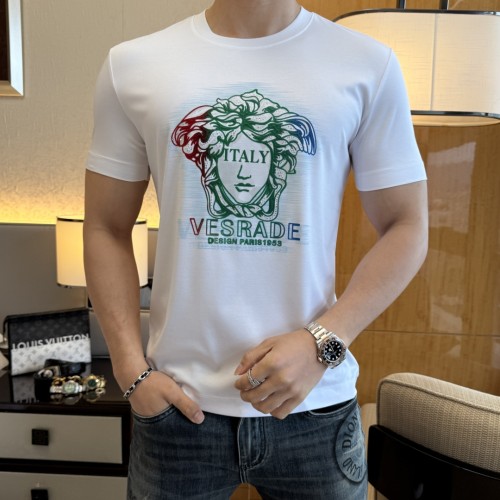 世界中で大人気♪ 2025 ヴェルサーチェ 新作 半袖Tシャツ 偽物