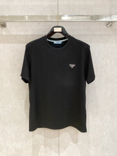注目度抜群！ 2025 プラダ 新作 半袖Tシャツ 偽物