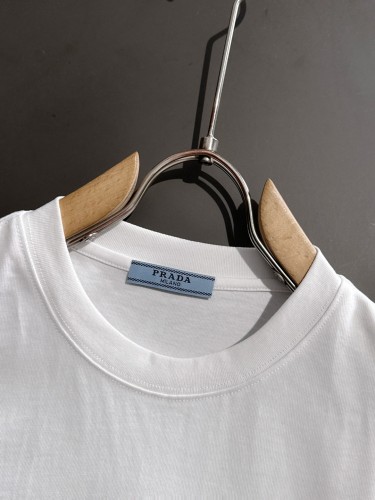 人気爆発☆ 2025 プラダ 新作 半袖Tシャツ 偽物