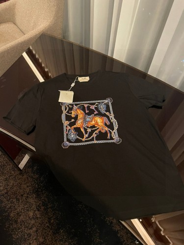 目を惹くカラー 2025 エルメス 新作 半袖Tシャツ 偽物  2色