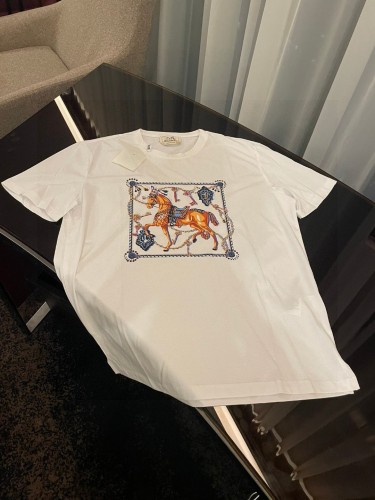 目を惹くカラー 2025 エルメス 新作 半袖Tシャツ 偽物  2色