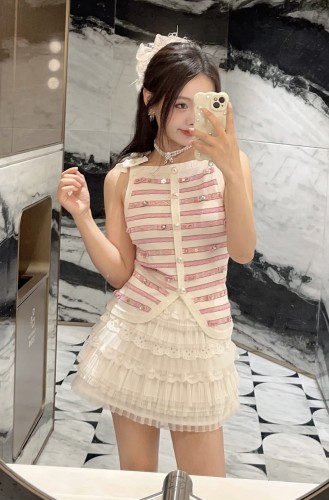 目を惹くカラー 2025 シャネル 新作 チョッキ着 偽物