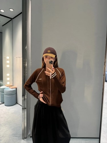 目を惹くカラー 2025 ミュウミュウ 新作 ニット コピー