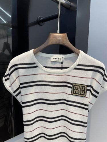 目を惹くカラー 2025 ミュウミュウ 新作 半袖Tシャツ スーパーコピー