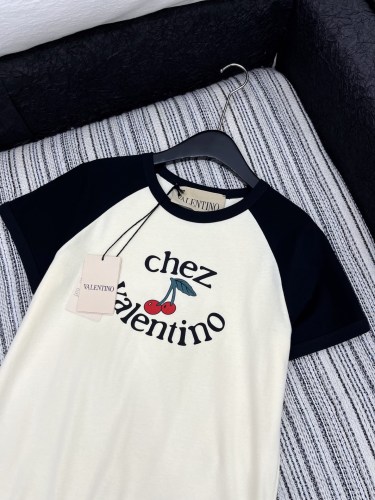 入手困難品！2025 ヴァレンティノ 新作 半袖Tシャツ 偽物