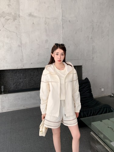 人気急上昇新作 2025 モンクレール 新作 日焼け止め服 偽物