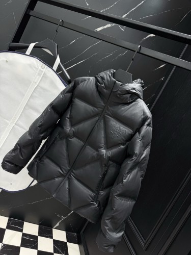 高品質 2025 プラダ 新作 ダウンジャケット スーパーコピー