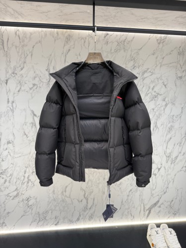 送料込 2025 プラダ 新作 ダウンジャケット 偽物