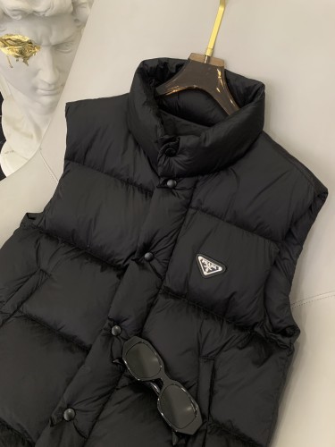 定番人気！2025 プラダ 新作 ダウンベスト 偽物