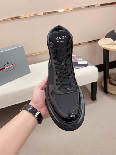 争奪戦 2026 プラダ 新作 スニーカー 偽物