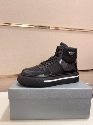 争奪戦 2026 プラダ 新作 スニーカー 偽物