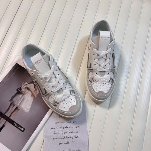 世界中で大人気♪ 2026 ヴァレンティノ 新作 男女兼用 スニーカー コピー