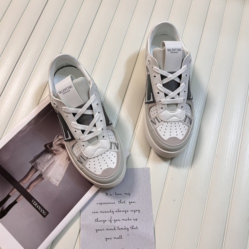 日本未入荷 2026 ヴァレンティノ 新作 男女兼用 スニーカー 偽物