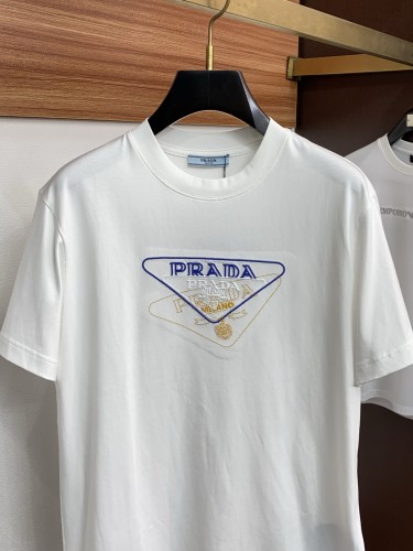 目を惹くカラー 2026 プラダ 新作 半袖Tシャツ 偽物