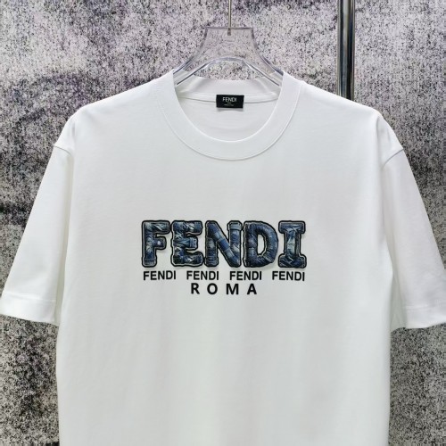 注目度抜群！ 2026 フェンディ 新作 半袖Tシャツ 偽物