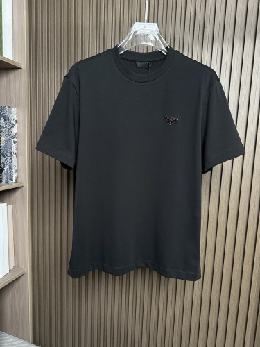 激安価格！2026 プラダ 新作 半袖Tシャツ 偽物
