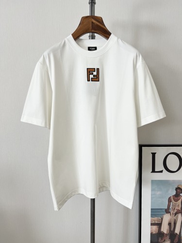 完売必至 2026 フェンディ 新作 半袖Tシャツ 偽物