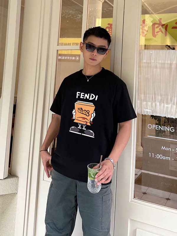 争奪戦 2026 フェンディ 新作 半袖Tシャツ コピー