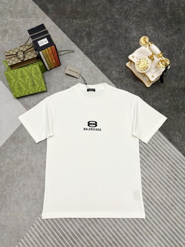 注目度抜群！ 2026 バレンシアガ 新作 半袖Tシャツ スーパーコピー