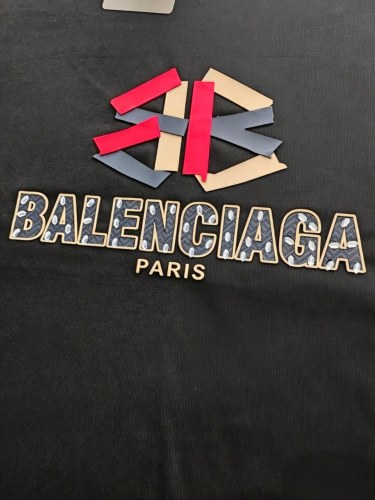 累積売上総額第１位！ 2026 バレンシアガ 新作 半袖Tシャツ 偽物