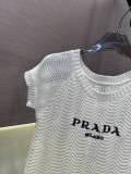 目を惹くカラー 2026 プラダ 新作 半袖Tシャツ 偽物 3色