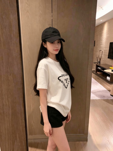 定番人気！ 2026 プラダ 新作 半袖Tシャツ 偽物