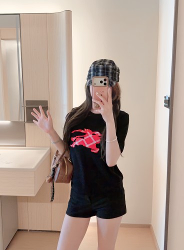 争奪戦 2026 バーバリー 新作 半袖Tシャツ スーパーコピー