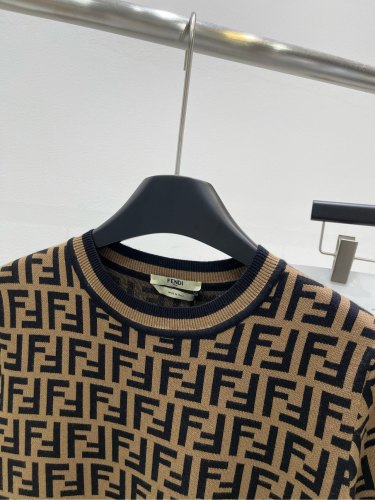 争奪戦 2026 フェンディ 新作 半袖Tシャツ スーパーコピー