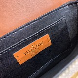 累積売上総額第１位！ヴァレンティノ ショルダーバッグ 偽物 Vロゴ SUPERVEE レザー クロスボディバッグ Vuv26734
