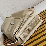人気急上昇プラダ 偽物☆パッド入りフラップバッグ Re-Nylon ジッパーポケット pui44266