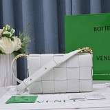 大人気!!新色ボッテガヴェネタ カセット 偽物 クロスボディバッグ boy59135