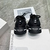 希少色プラダ 偽物 マクロ Re Nylon xブラッシュドレザー スニーカー pus02657