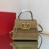 《大人気》ヴァレンティノ コピー Vスリング ラフィア ハンドバッグ Vuy14915 《大人気》ヴァレンティノ コピー Vスリング ラフィア ハンドバッグ Vuy14915