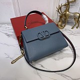 目を惹くカラー【ヴァレンティノ ショルダーバッグ 偽物】人気★Vスリング カーフスキン ミニハンドバッグ Vug75612