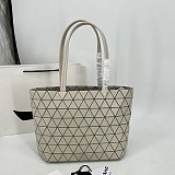 入手困難BAOBAO ISSEY 偽物 MIYAKE カルトン メタリック バッグ bao54459