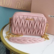 日本未入荷ミュウミュウ マトラッセ コピー レザー クロスボディバッグ myn89193 日本未入荷ミュウミュウ マトラッセ コピー レザー クロスボディバッグ myn89193