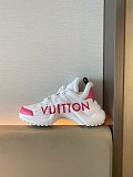 春もの新作 ​ルイヴィトン スーパーコピー LVアークライト・ライン スニーカー ロゴ vup03560