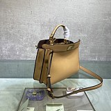 大人気!!新色フェンディ ピーカブー アイシーユー 偽物 スモール レザー バッグ fef61583