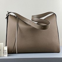 日本未入荷ロエベ ショルダーバッグ コピー ベルリンゴ グレインカーフ ラージ B702A19X06 日本未入荷ロエベ ショルダーバッグ コピー ベルリンゴ グレインカーフ ラージ B702A19X06