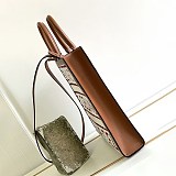 日本未入荷セリーヌ 偽物 バーティカル カバ スモール ロゴ バッグ 192082EFY.01WB