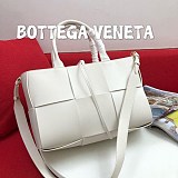 可愛いボッテガヴェネタ ザアルコ トート 偽物 ホワイト bov84141