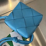 人気急上昇 ボッテガヴェネタ ミニ カセット 偽物 カメラバッグ boc68215