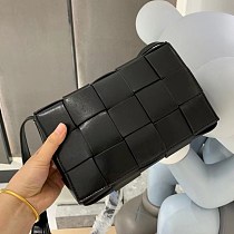 日本未入荷ボッテガヴェネタ カセット 偽物 クロスボディバッグ bol90713