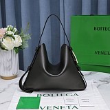 【即発】ボッテガヴェネタ クレードル 偽物 スモールショルダーバッグ ブラック 680057V1BW08425