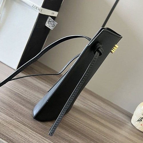【使い勝手抜群】ロエベ アナグラムレザーショルダーバッグ コピー lou89650