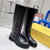 フェンディ FFモチーフ カーフスキン ラウンドトゥ ブーツ偽物 fev24920 フェンディ FFモチーフ カーフスキン ラウンドトゥ ブーツ偽物 fev24920