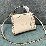 大人気！新色☆希少 ヴァレンティノ カーフレザー スタッズ バッグ コピー Vuk71687